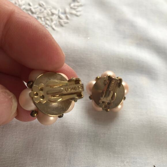 Vintage Lisner flower Clip Earrings Soft peach pearls Rhinestones - Picture 4 of 7